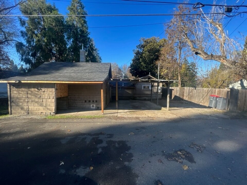 205 Portland Ave in Medford, OR - Building Photo