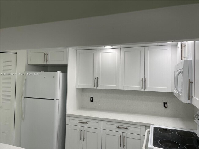 12650 SW 6th St-Unit -412K in Pembroke Pines, FL - Foto de edificio - Building Photo