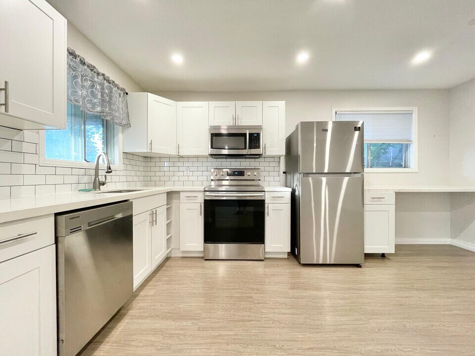 256 Glennie Ave in Hamilton, ON - Building Photo
