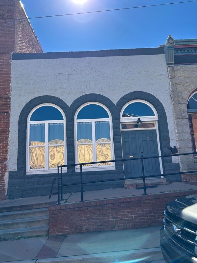 27 W Oak St in Mc Rae, GA - Foto de edificio - Building Photo