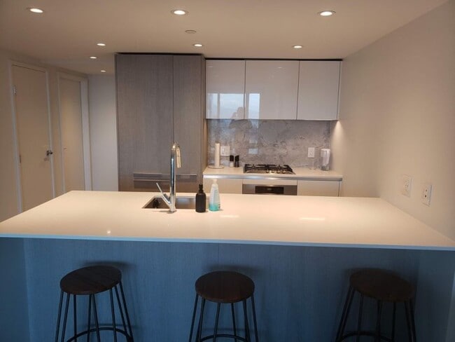 1111 Richards St in Vancouver, BC - Building Photo - Building Photo