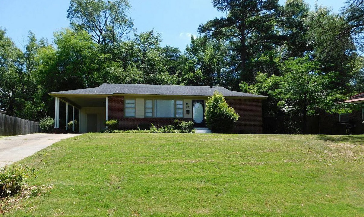 913 Oakview Cir in Fairfield, AL - Building Photo