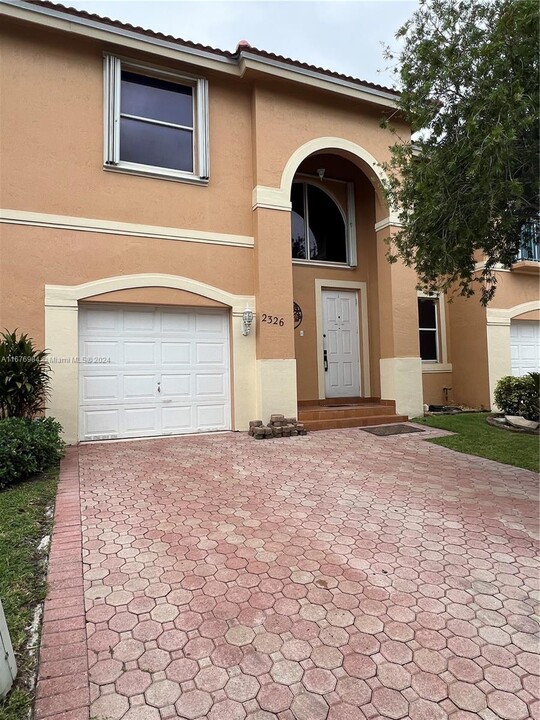 2326 NW 160th Terrace in Pembroke Pines, FL - Foto de edificio