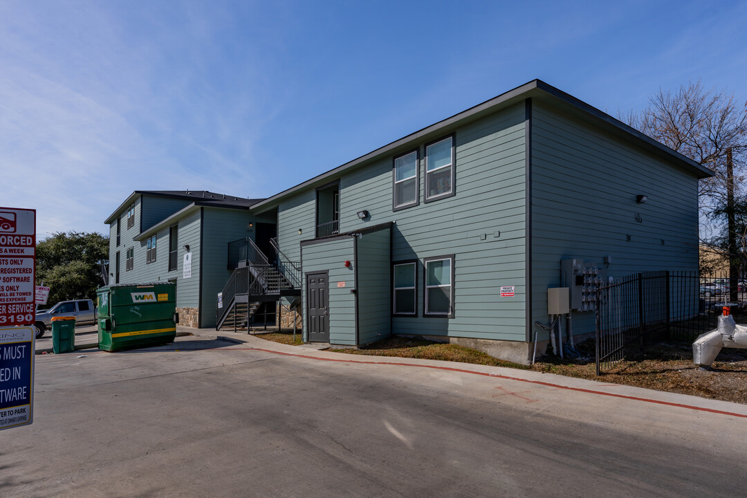 Canterbury Apartments in San Antonio, TX - Building Photo