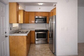 5300 Hollywood Blvd in Hollywood, FL - Foto de edificio - Building Photo