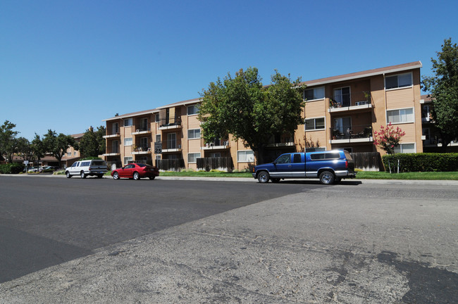 Courtside Towers Apartments in Woodland, CA - Foto de edificio - Building Photo