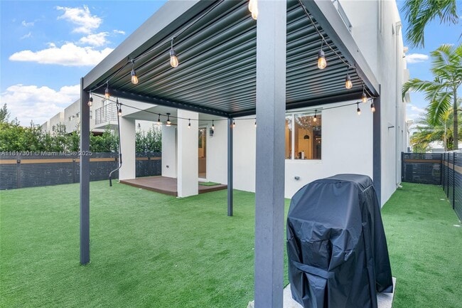 10373 NW 68th Ter in Doral, FL - Building Photo - Building Photo