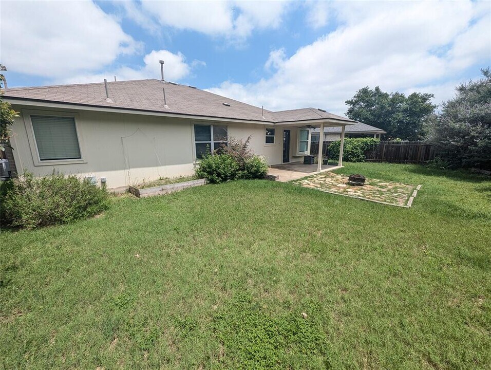 1006 Chardonnay Crossing in Leander, TX - Building Photo