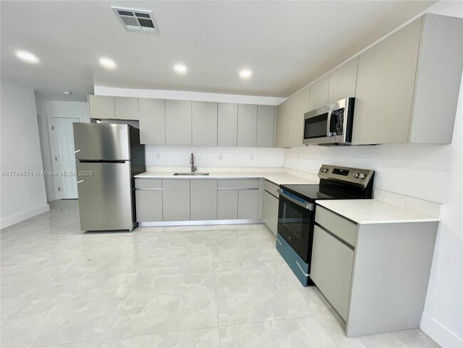 5800-5810 NW 27th Ct in Lauderhill, FL - Building Photo - Building Photo