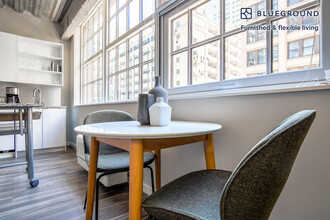60 E Benton Pl in Chicago, IL - Building Photo - Building Photo