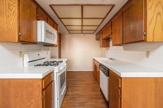 Casa Del Riverside Apartments in Valley Village, CA - Foto de edificio - Interior Photo