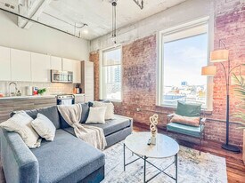 555 Evergreen St in Dallas, TX - Building Photo