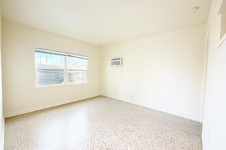 528 58th St in West Palm Beach, FL - Foto de edificio - Building Photo
