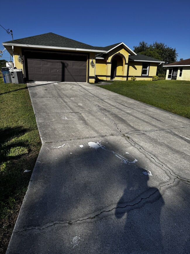 738 Andover Ave S in Lehigh Acres, FL - Building Photo - Building Photo