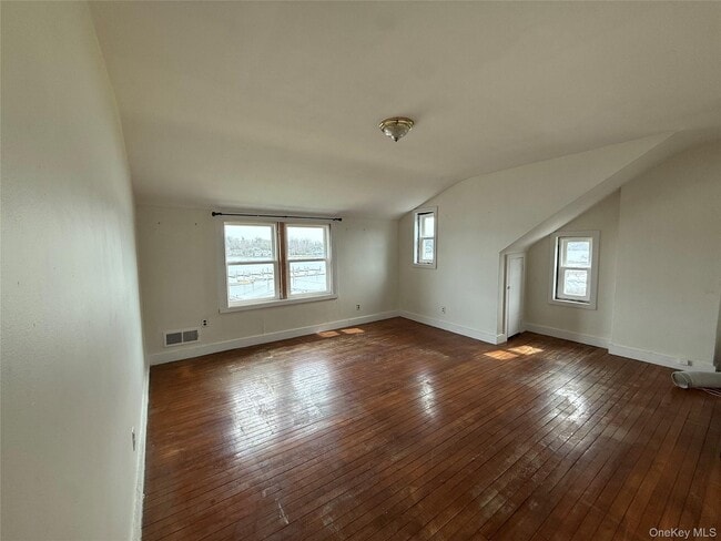 307 W Shore Rd in Huntington, NY - Building Photo - Building Photo