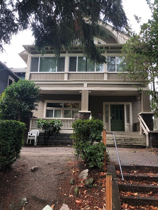 5015 17th Ave NE in Seattle, WA - Building Photo