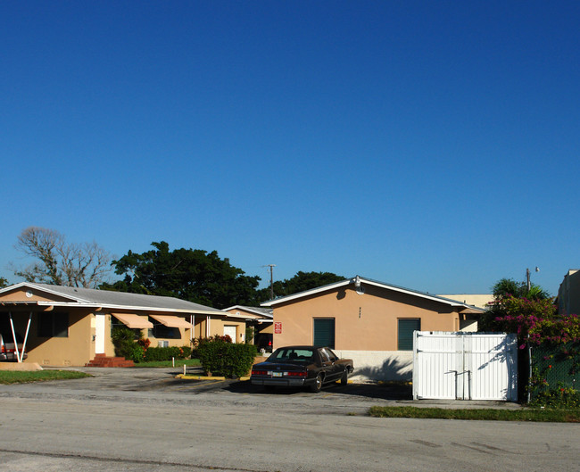 2215 Madison St in Hollywood, FL - Building Photo - Building Photo