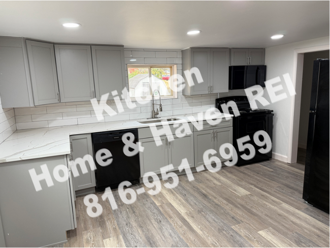 10503 E Scarritt Ave in Sugar Creek, MO - Foto de edificio - Building Photo