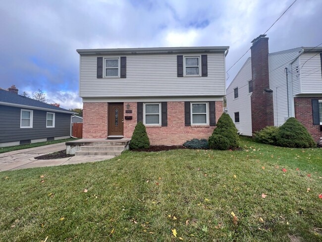 1831 Crescent Dr NE in Grand Rapids, MI - Building Photo - Building Photo