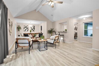 6 Spurwood Ct in Spring, TX - Foto de edificio - Building Photo