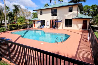 Crystal Lake Townhomes in Stuart, FL - Building Photo - Building Photo