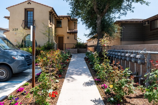 328 E Live Oak St in San Gabriel, CA - Foto de edificio - Building Photo