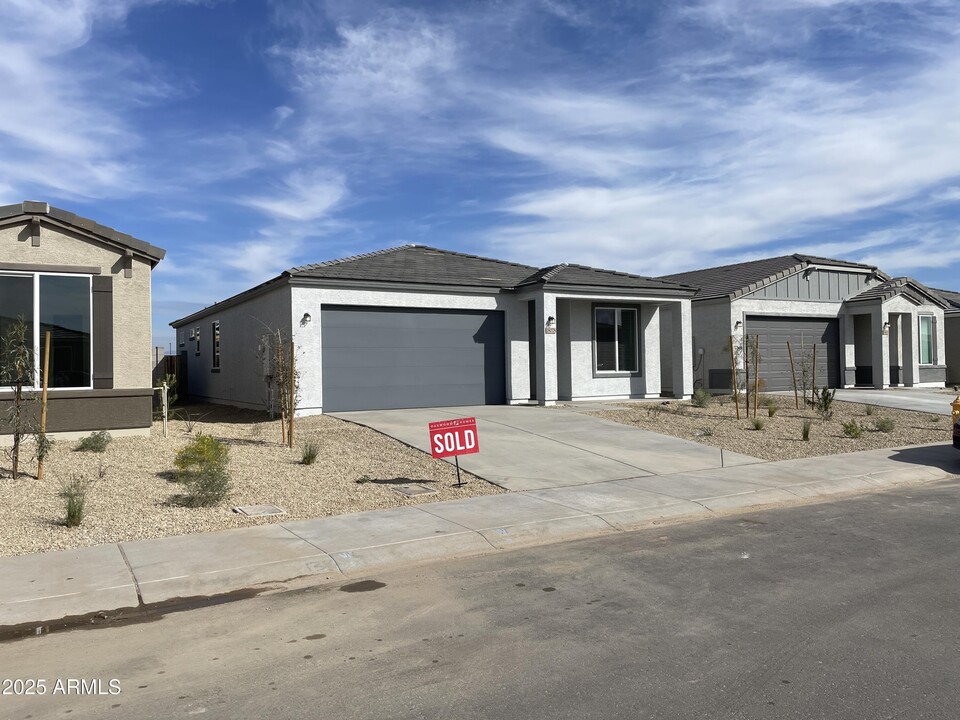 18078 W Cielo Grande Ave in Surprise, AZ - Foto de edificio