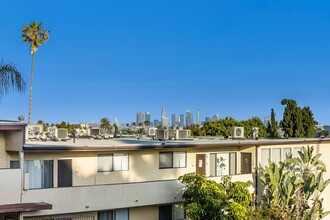 2053-2067 N. Argyle Ave in Los Angeles, CA - Foto de edificio - Building Photo