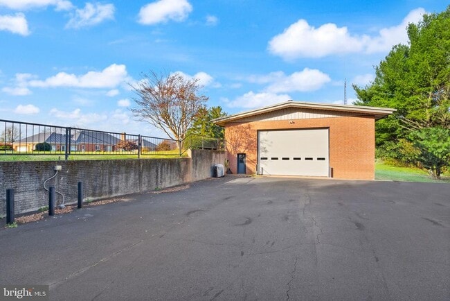 318 Evergreen Mills Rd in Leesburg, VA - Building Photo - Building Photo