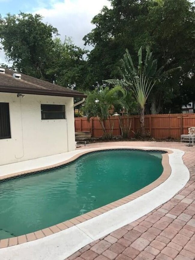 6981 NW 29th Ln in Fort Lauderdale, FL - Foto de edificio - Building Photo