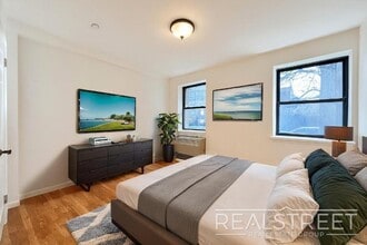 Spacious 2 Bedroom in Williamsburg! in Brooklyn, NY - Foto de edificio - Building Photo