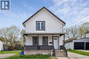 26 Albina St in Welland, ON - Building Photo