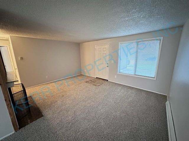 205 SE Sweetbriar Ln in Troutdale, OR - Building Photo - Building Photo