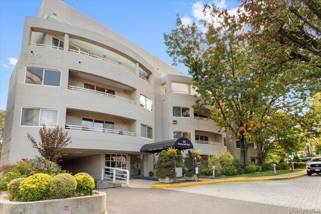 100 Cutter Mill Rd in Great Neck, NY - Foto de edificio - Building Photo