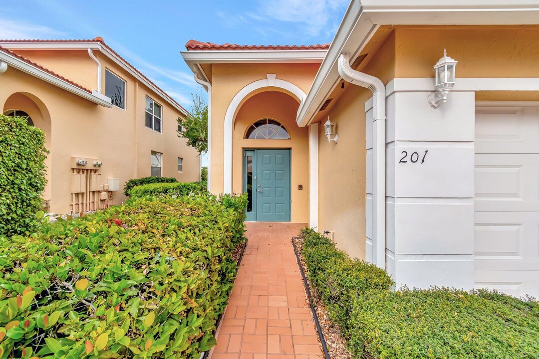 12468 Crystal Pointe Dr in Boynton Beach, FL - Building Photo