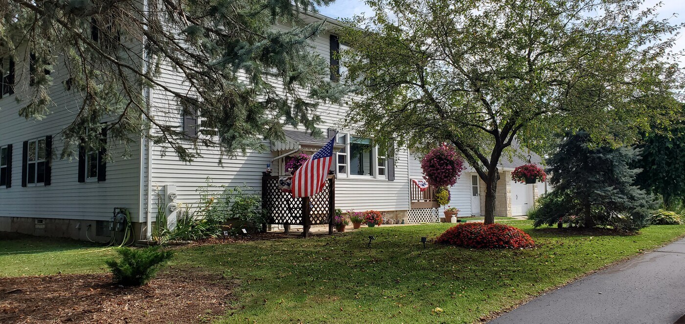 10014 N Granville Rd, Unit upper unit of duplex in Mequon, WI - Foto de edificio