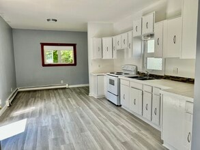 32 James St, Unit James Street in Auburn, ME - Building Photo - Building Photo