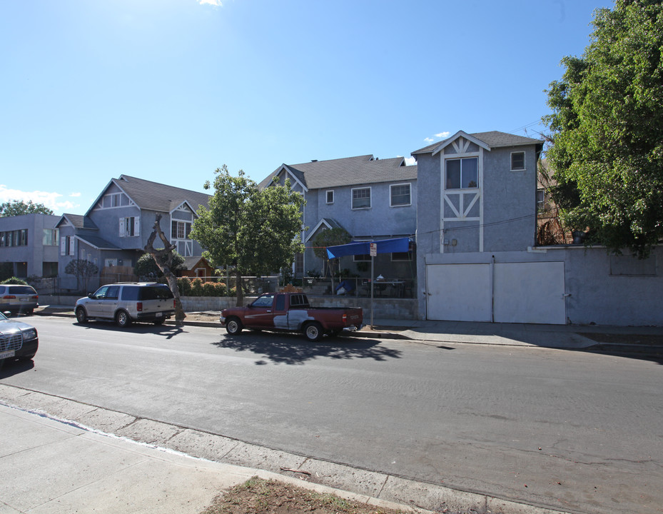 4312-4324 Gateway Ave in Los Angeles, CA - Building Photo