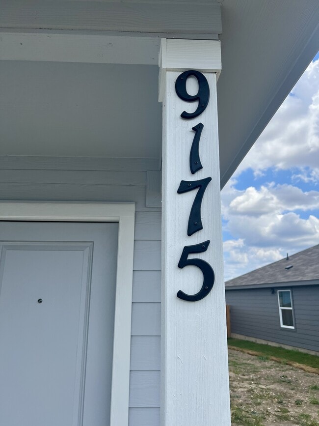 9175 Trails End in Seguin, TX - Building Photo - Building Photo