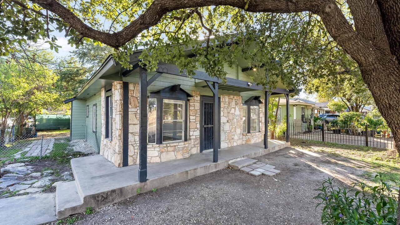 2600 Morales St in San Antonio, TX - Building Photo