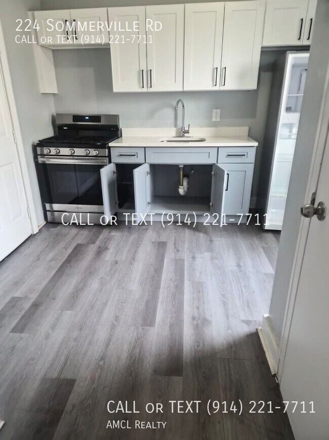 224 Sommerville Pl in Yonkers, NY - Foto de edificio - Building Photo