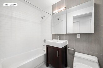 41-34 Crescent St in Queens, NY - Building Photo - Building Photo