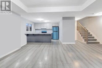 2003 Blossite Private in Ottawa, ON - Building Photo - Building Photo