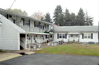 ST. CLAIR APARTMENTS in Hamilton, NJ - Foto de edificio - Building Photo