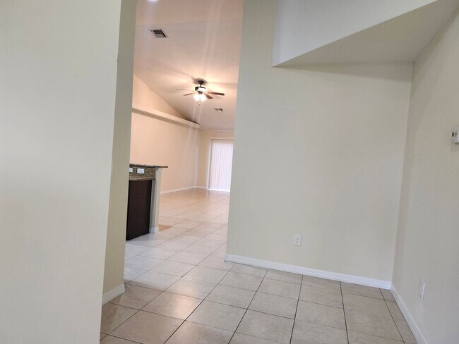 514 SE 6th Pl in Cape Coral, FL - Building Photo - Building Photo