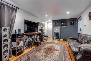 6414 N Mozart St, Unit 2S in Chicago, IL - Building Photo