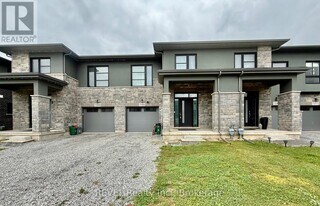 7185 Parsa St in Niagara Falls, ON - Building Photo