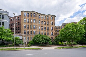 Riverway Square in Boston, MA - Foto de edificio - Building Photo