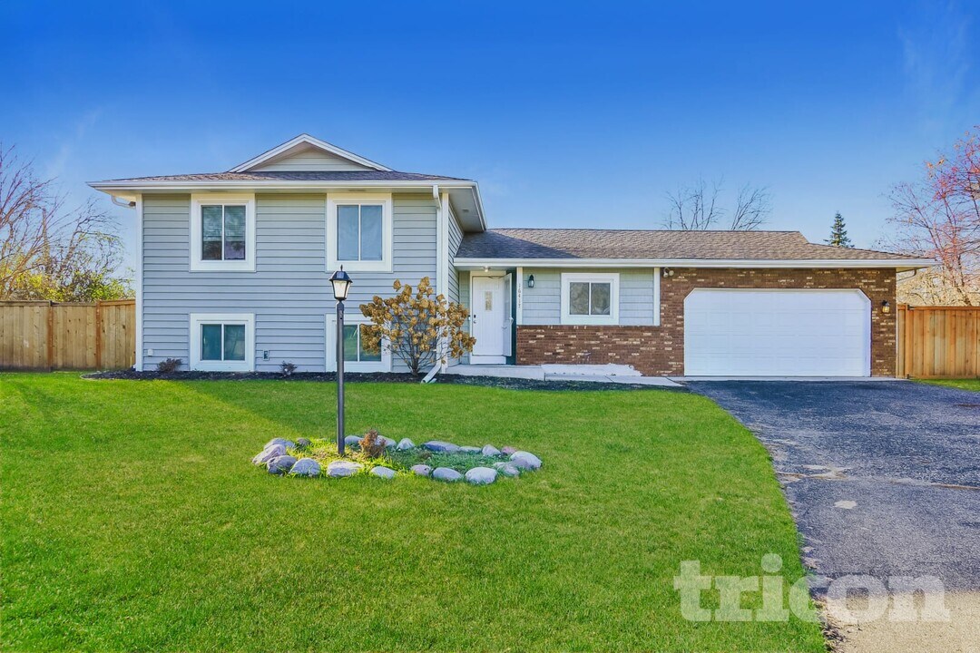 16417 Gladiola Ave in Rosemount, MN - Building Photo