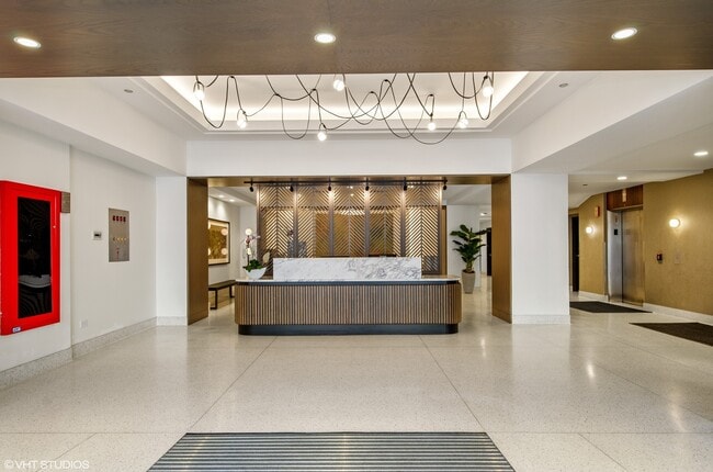 165 N Canal St in Chicago, IL - Building Photo - Building Photo